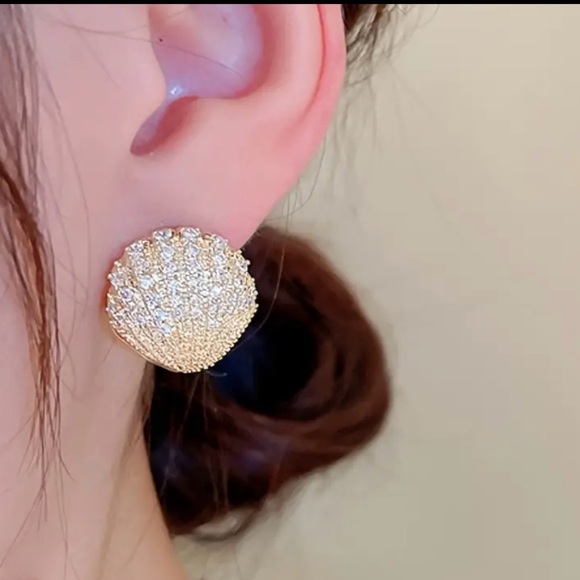 Gold Plated Shell Shape Simulated Diamonds Earrings Luxury, Glamorous Earrings - Picture 3 of 8